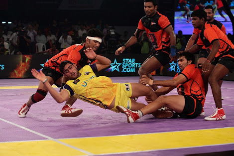 The cut-throat competition between the teams at the beginning of the PKL 2015