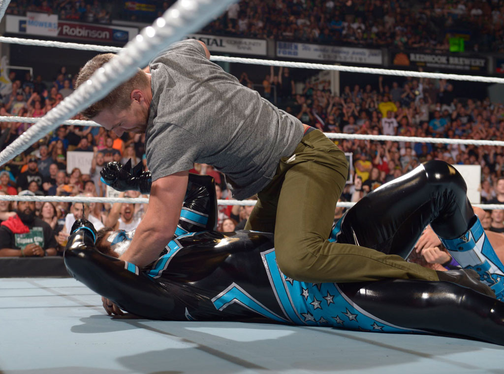 Stephen Amell defeats Stardust