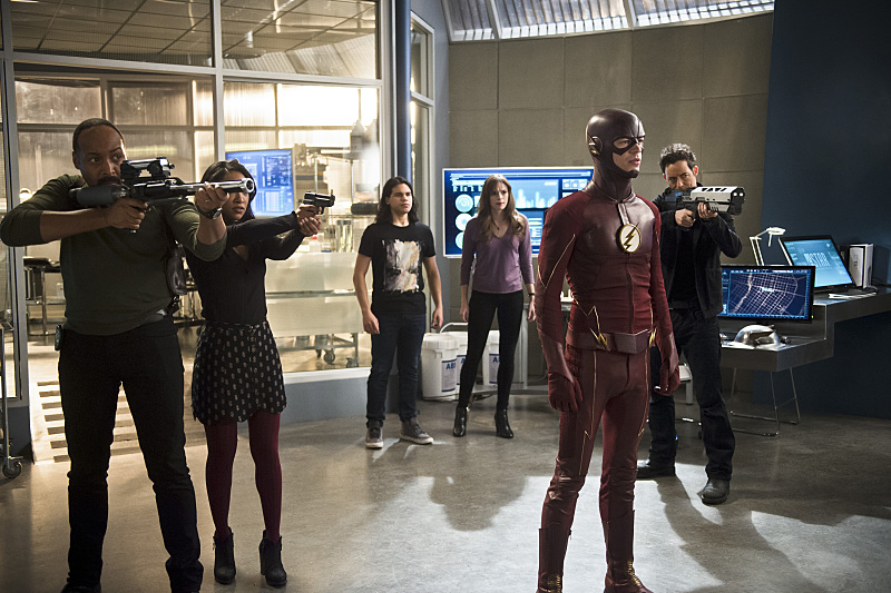 The Flash -- "Versus Zoom" -- Image: FLA218b_0035b.jpg -- Pictured (L-R): Jesse L. Martin as Detective Joe West, Candice Patton as Iris West, Carlos Valdes as Cisco Ramon, Danielle Panabaker as Caitlin Snow, Grant Gustin as The Flash and Tom Cavanagh as Harrison Wells -- Photo: Diyah Pera/The CW -- ÃÂ© 2016 The CW Network, LLC. All rights reserved.