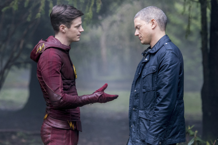 Snart joins hands with Team Flash